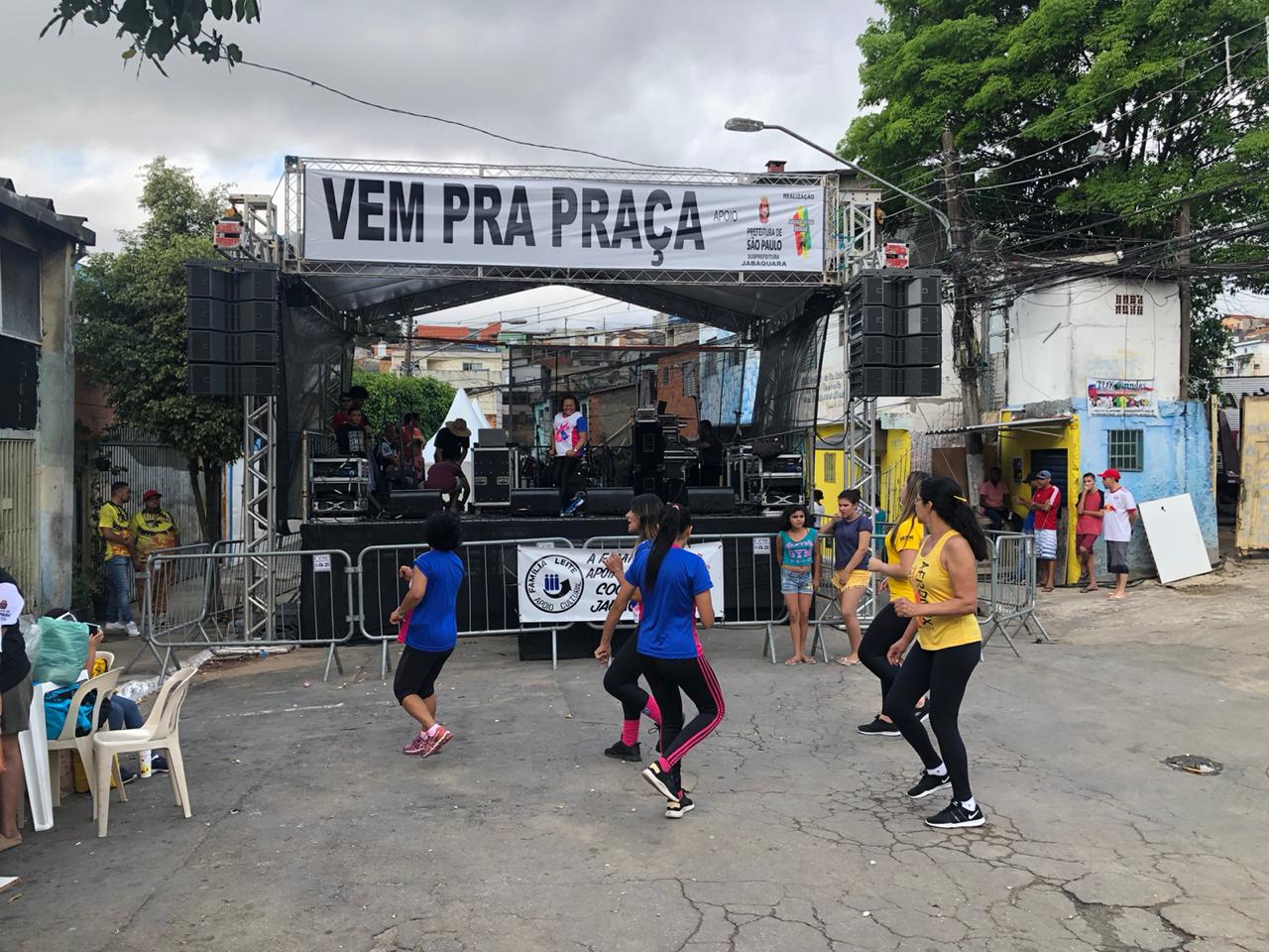 Imagem da rua e do palco e com as mulheres dançando afromix 